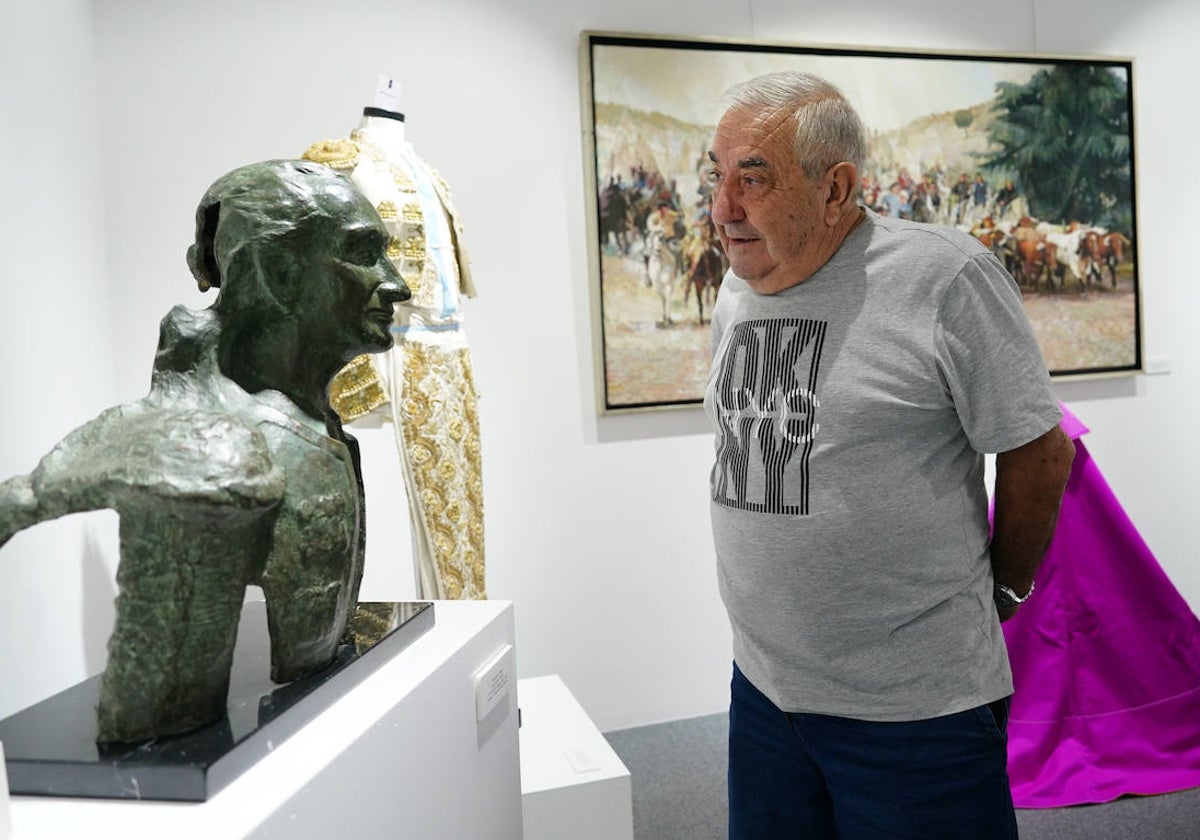 Chema Sánchez, el comisario de la exposición, ante algunas de las obras de las muestra.